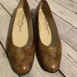 Salvatore Ferragamo snakeskin round toe Sz 5.5